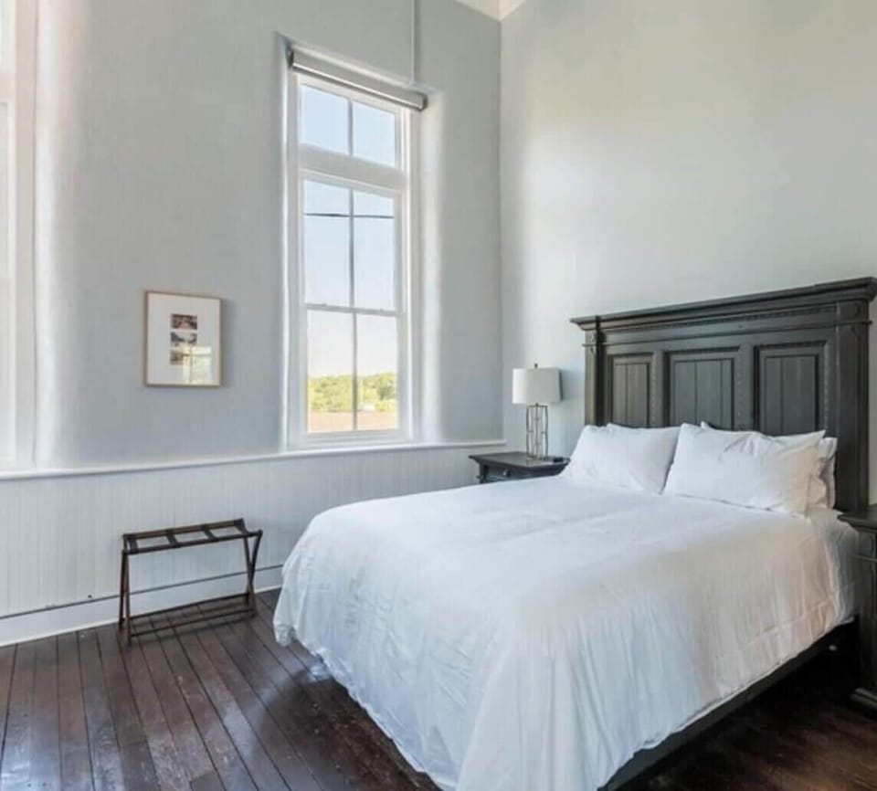 Suite, 1 King Bed, Balcony | Iron/ironing board, WiFi (free)
