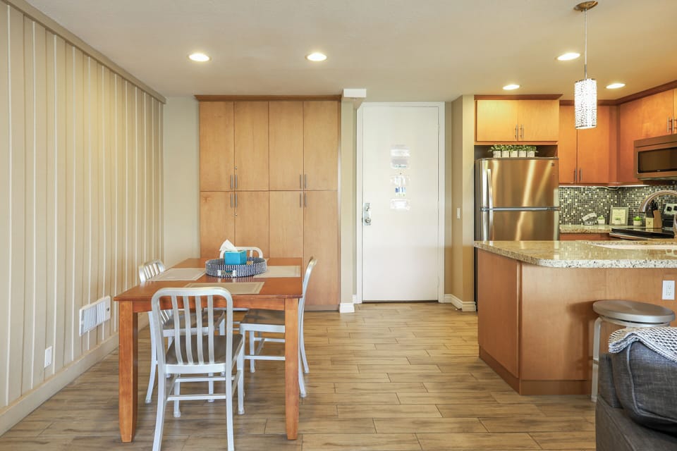 Condo, 1 King Bed with Sofa bed (E200 Saphire Sands) | Dining