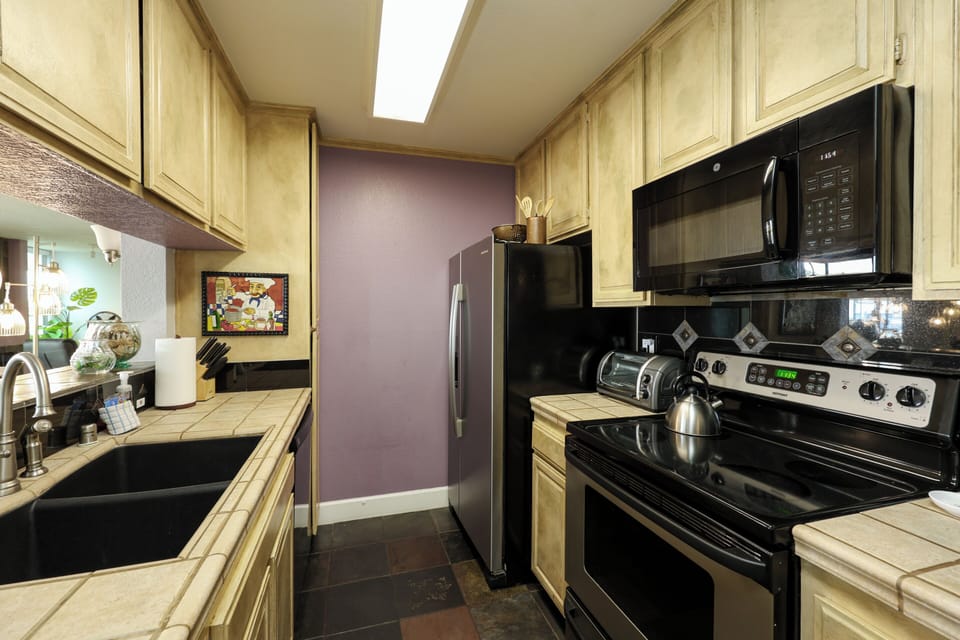 Condo, 1 King Bed with Sofa bed (E003 Coastal Escape) | Private kitchen