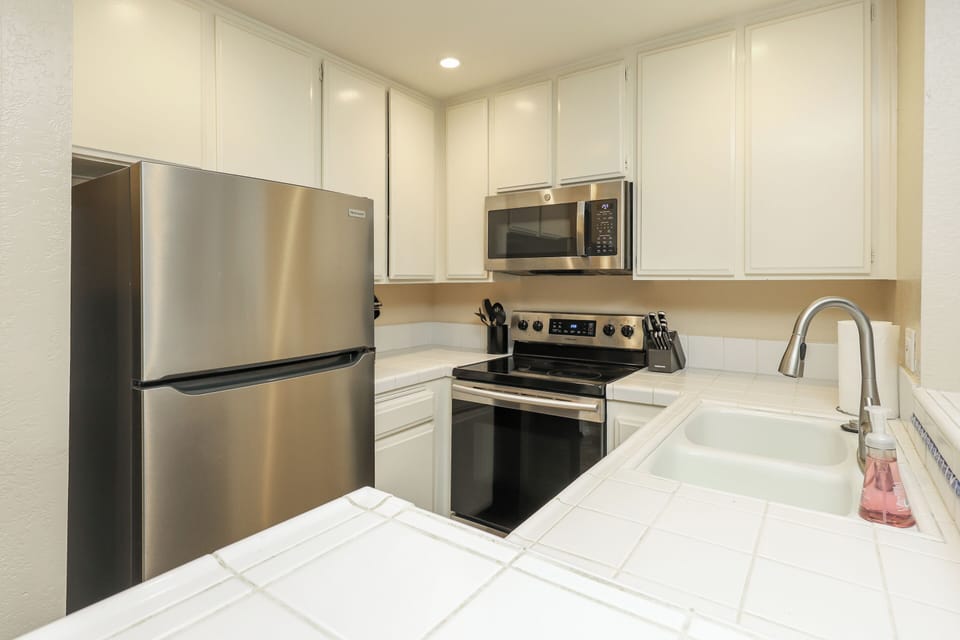 Condo, 1 Queen Bed with Sofa bed, Fireplace, Garden View (B213 Bahama Breezes) | Private kitchen