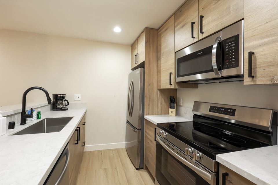 Condo, 1 King Bed with Sofa bed, Garden View (G104 Horizon Sweet) | Private kitchen
