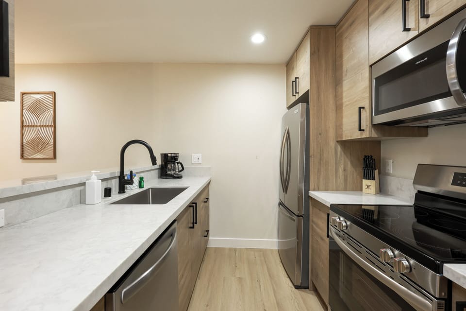 Condo, 1 King Bed with Sofa bed, Garden View (G104 Horizon Sweet) | Private kitchen