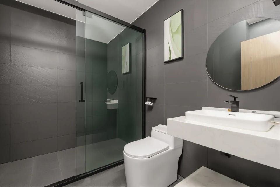 Shower, rainfall showerhead, free toiletries, hair dryer