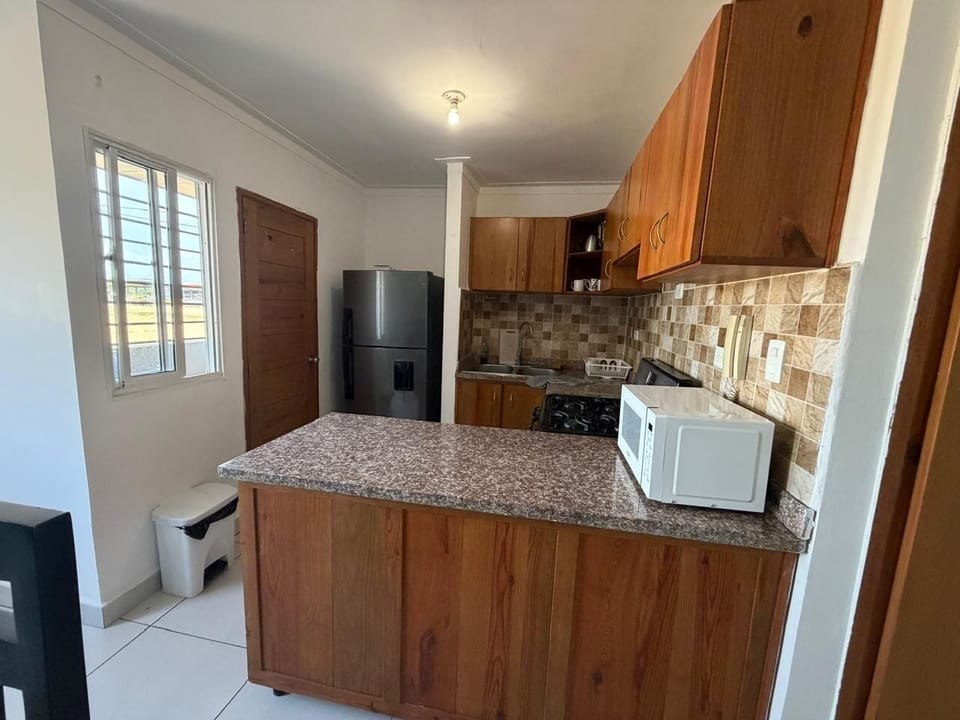 Full-size fridge, microwave, oven, stovetop