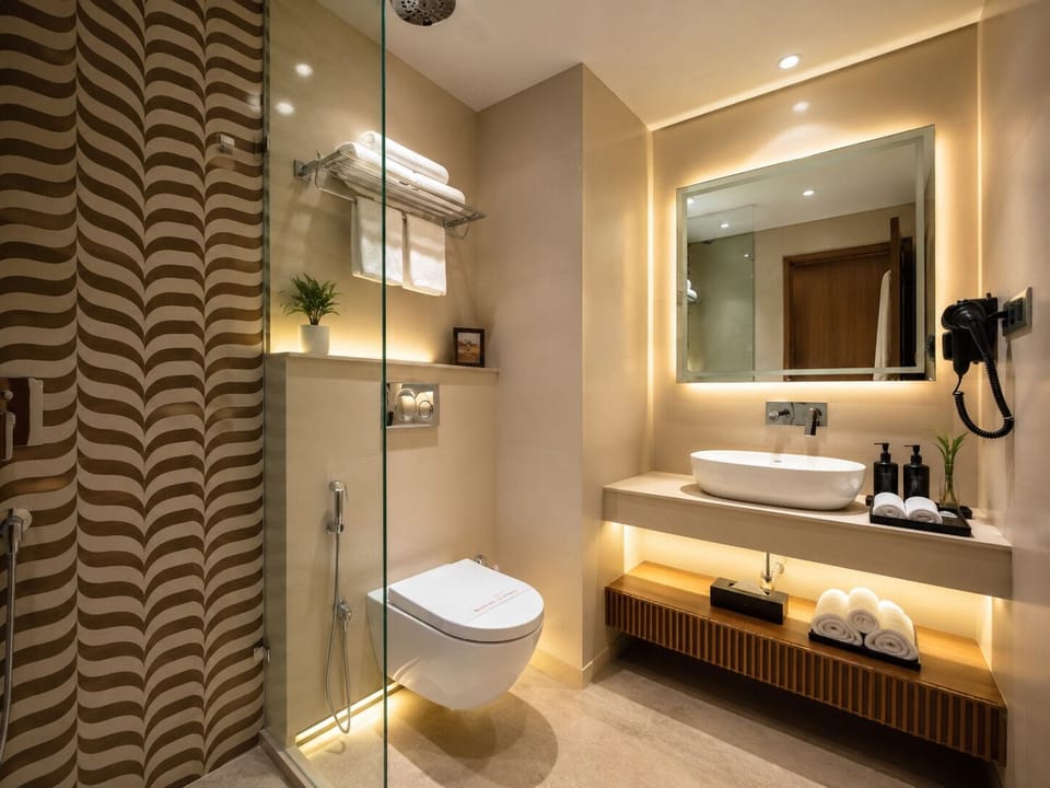 Deluxe Double Room | Bathroom | Shower, free toiletries, towels, toilet paper