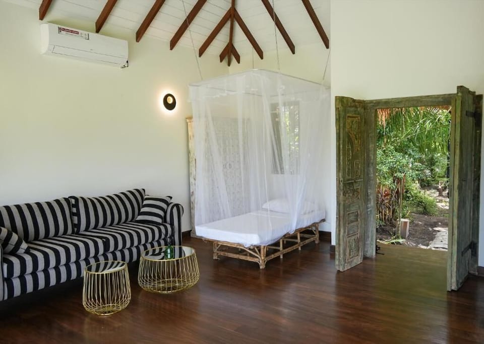 Deluxe Suite, Garden View | Living area