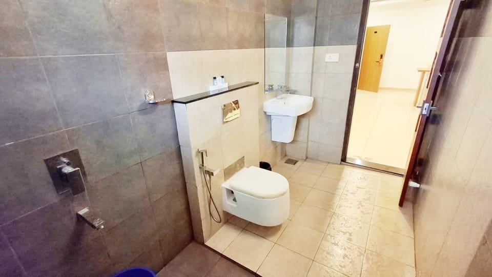 Suite | Bathroom | Soap, shampoo, toilet paper