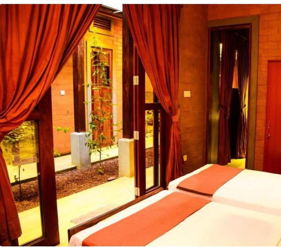 Deluxe Double Room | Desk, laptop workspace, iron/ironing board, WiFi (free)