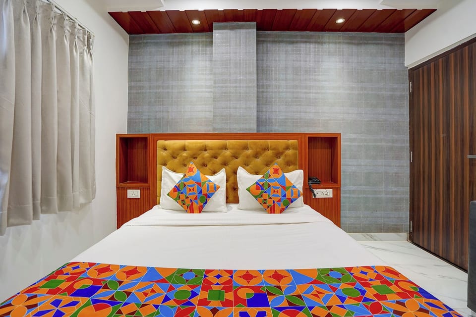 Egyptian cotton sheets, premium bedding, in-room safe, desk