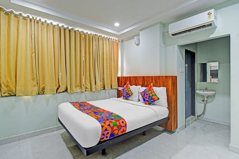 Deluxe Room | Egyptian cotton sheets, premium bedding, in-room safe, desk
