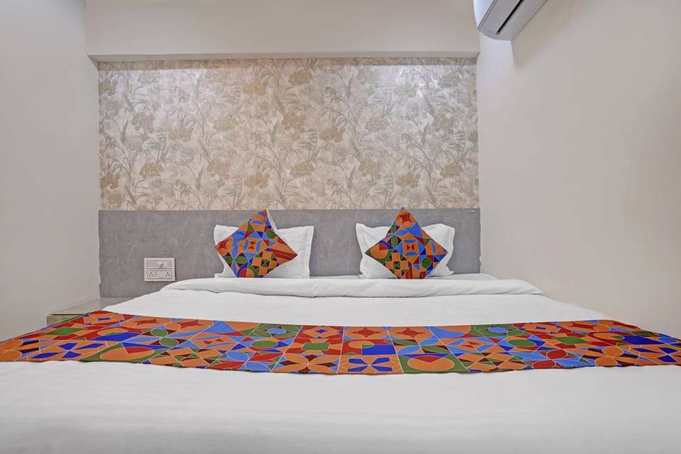 Egyptian cotton sheets, premium bedding, in-room safe, desk