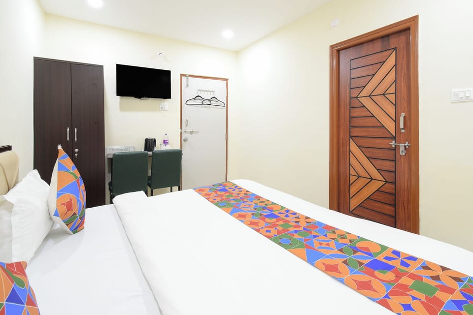 Egyptian cotton sheets, premium bedding, in-room safe, desk