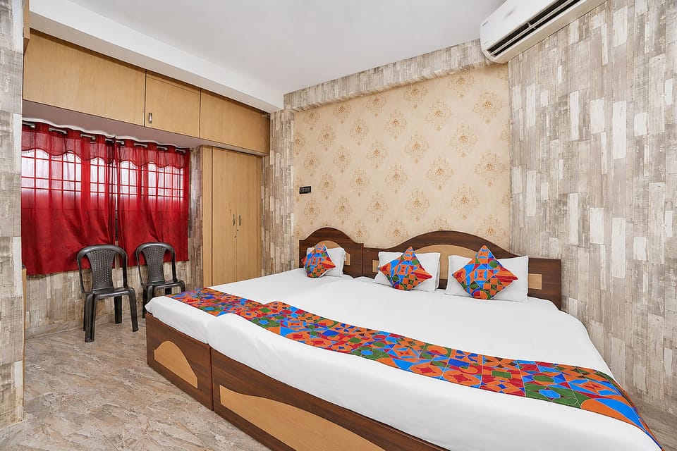 Egyptian cotton sheets, premium bedding, in-room safe, desk