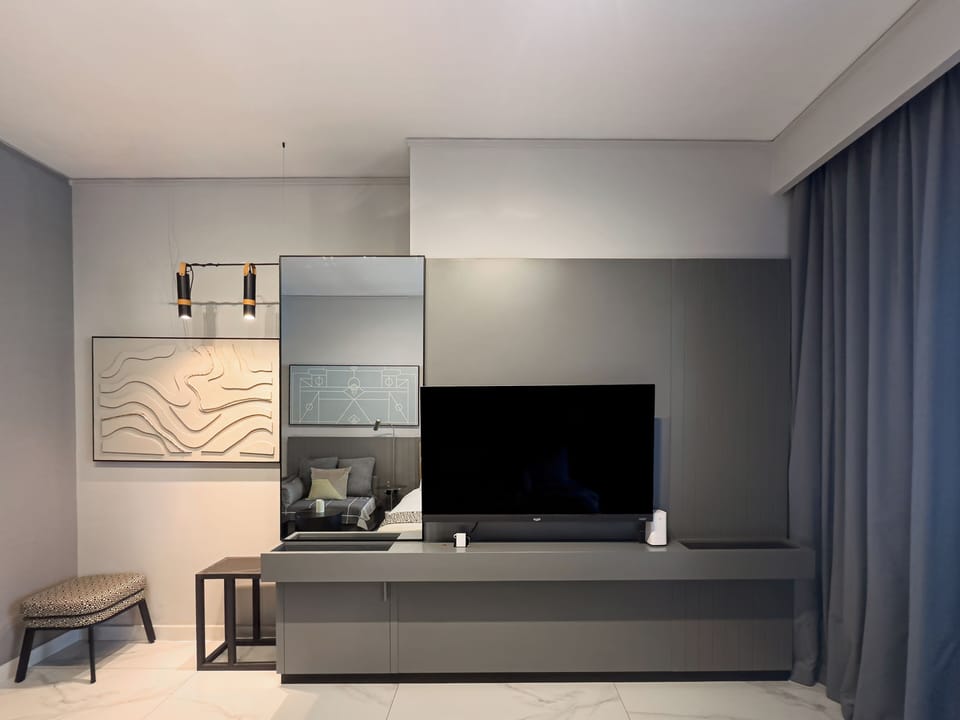 Deluxe Apartment, 1 Queen Bed, Balcony, Canal View | Interior
