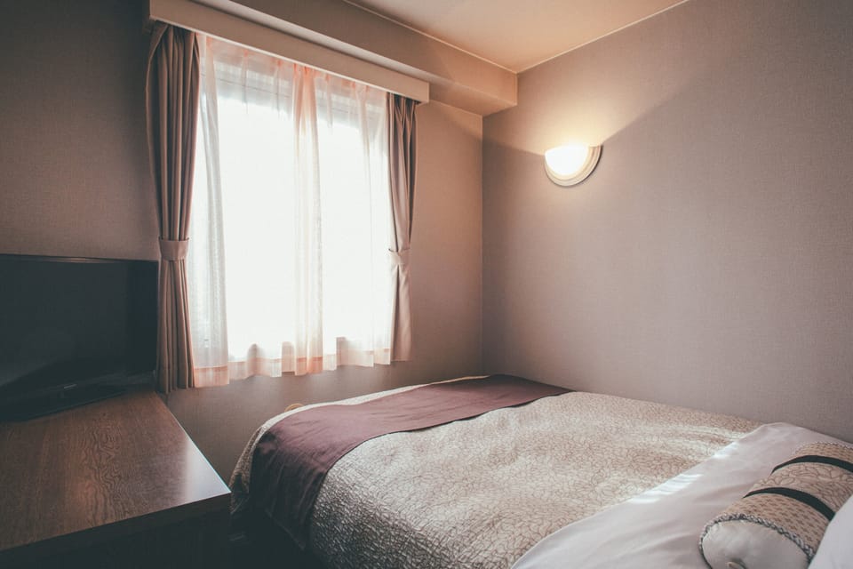Down comforters, desk, free WiFi, bed sheets