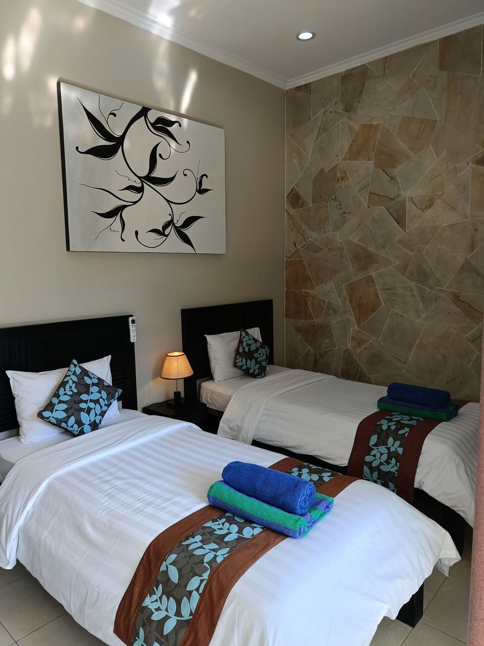 Deluxe Twin Room | Minibar, in-room safe, desk, soundproofing