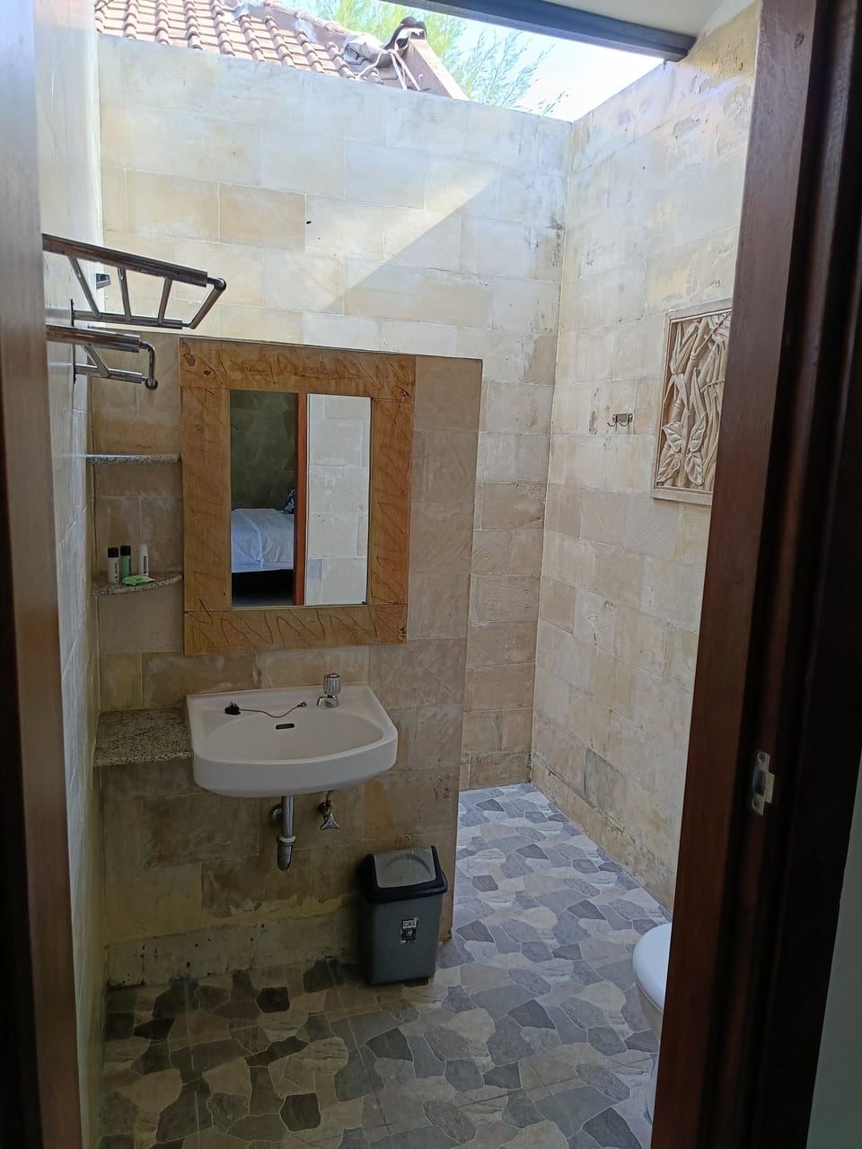 Shower, free toiletries, towels