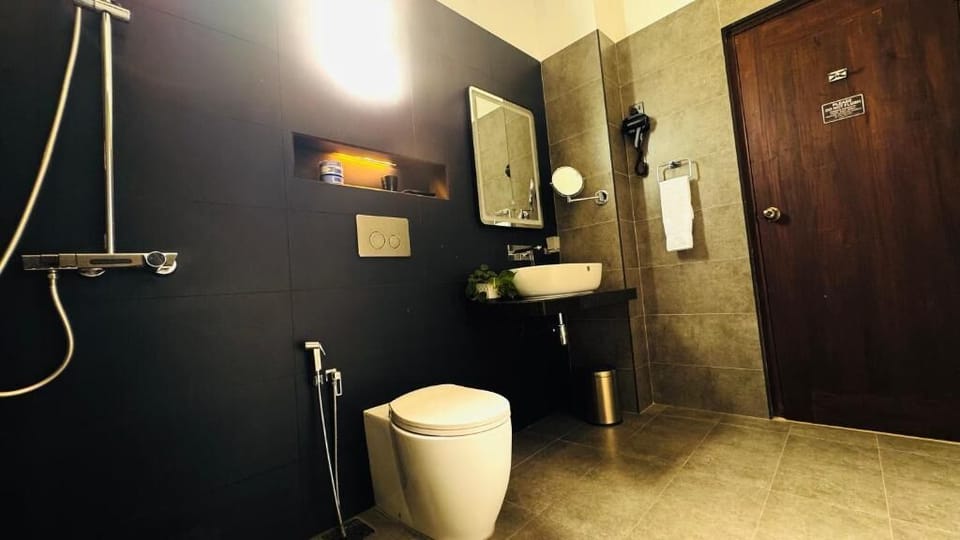 Family Room, Patio, Garden View | Bathroom