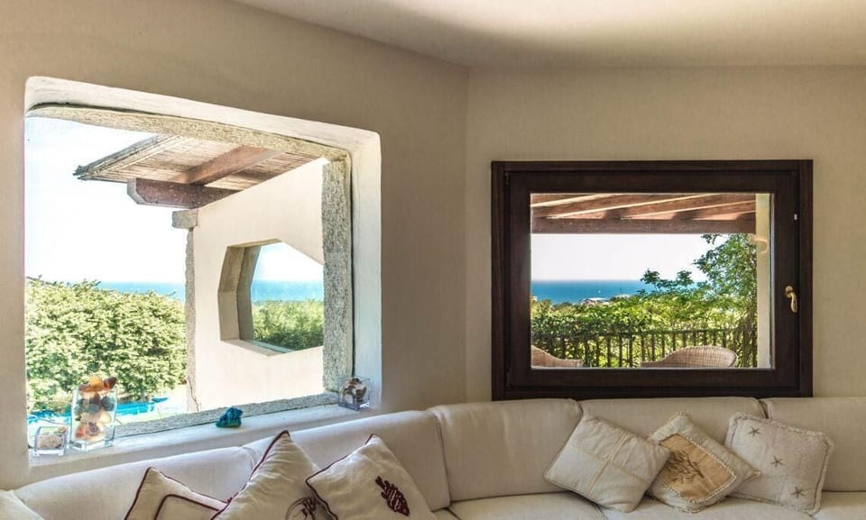 Deluxe Double or Twin Room, Pool View | Living area