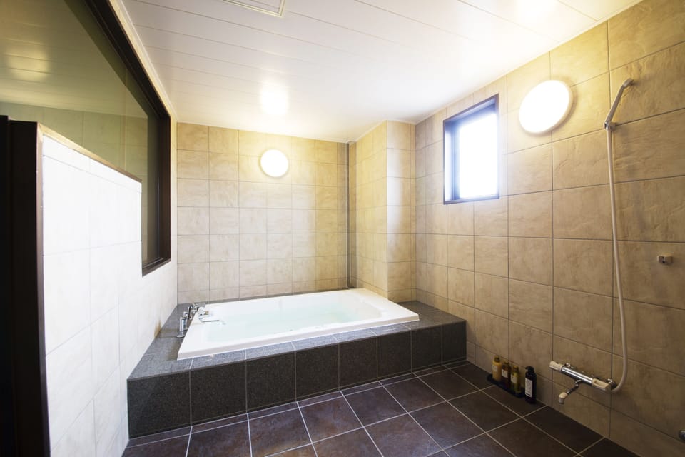 Junior Suite Room | Bathroom | Separate tub and shower, deep soaking tub, free toiletries, hair dryer