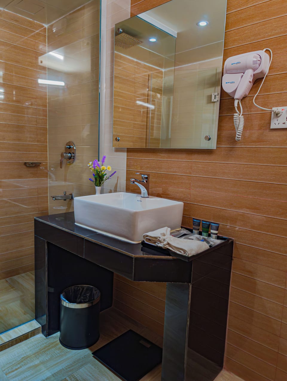 Luxury Suite, City View | Bathroom | Free toiletries, towels, soap, shampoo
