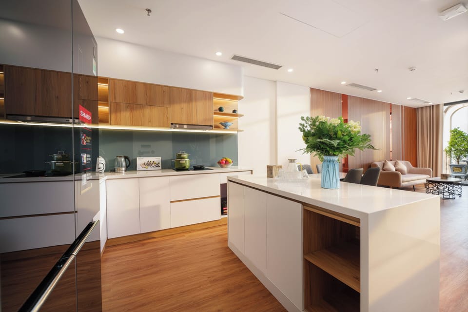 Executive Studio, City View | Private kitchen | Fridge, microwave, cookware/dishes/utensils