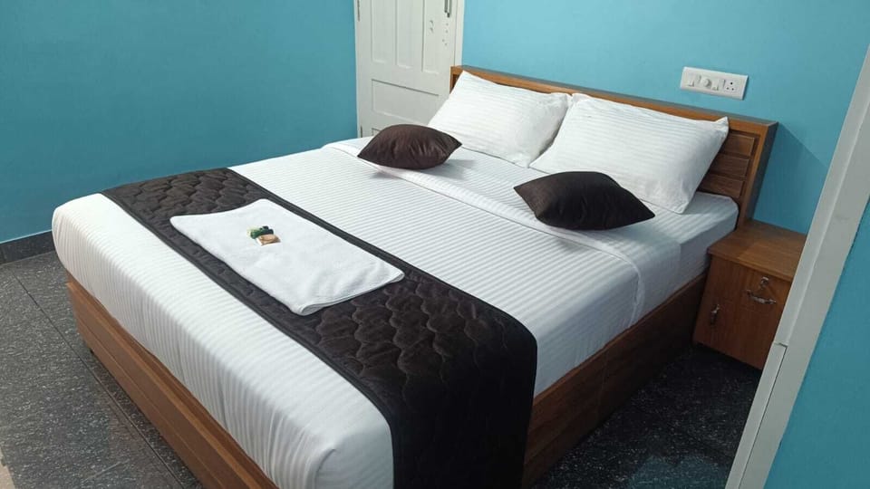 Standard Room | Desk, WiFi (free), bed sheets