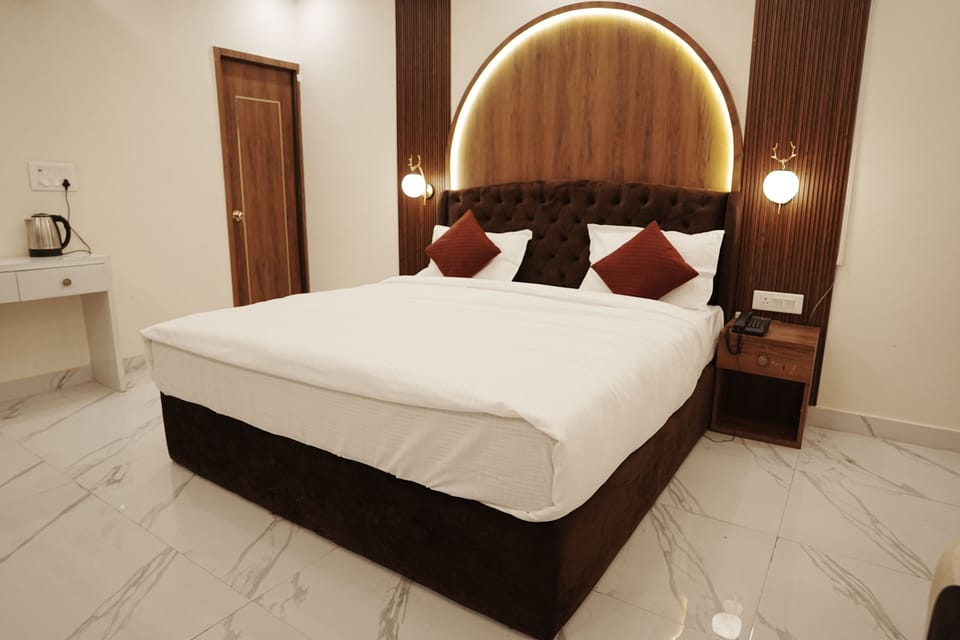 Deluxe Double Room | Desk, laptop workspace, soundproofing, iron/ironing board (on request)