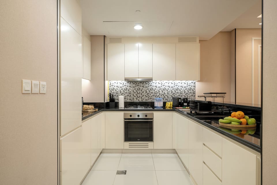 Deluxe Apartment, City View | Private kitchen | Full-size fridge, microwave, oven, stovetop