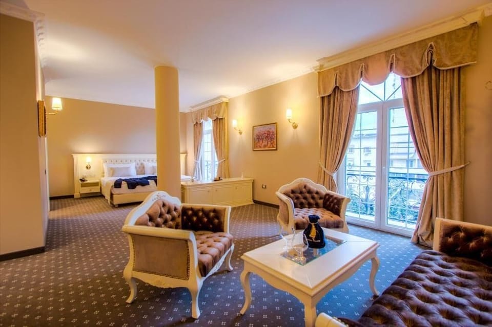 Executive Suite, Bathtub, Executive Level | Living area | 28-inch flat-screen TV with satellite channels, TV
