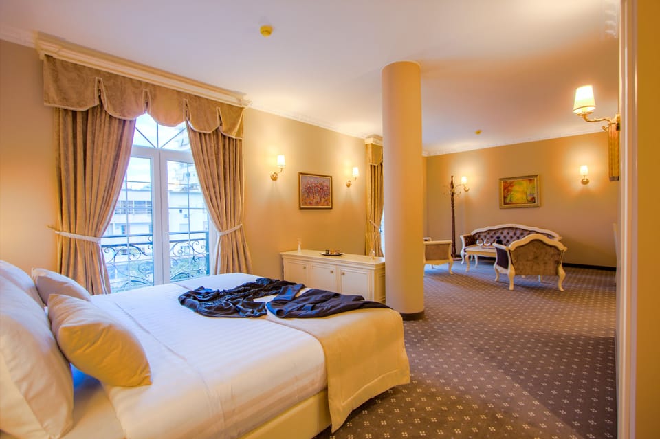 Executive Suite, Bathtub, Executive Level | Frette Italian sheets, memory foam beds, minibar, in-room safe