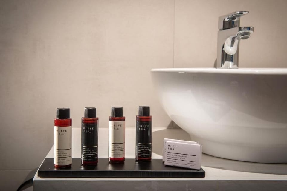 Junior Suite | Bathroom | Eco-friendly toiletries, hair dryer, towels