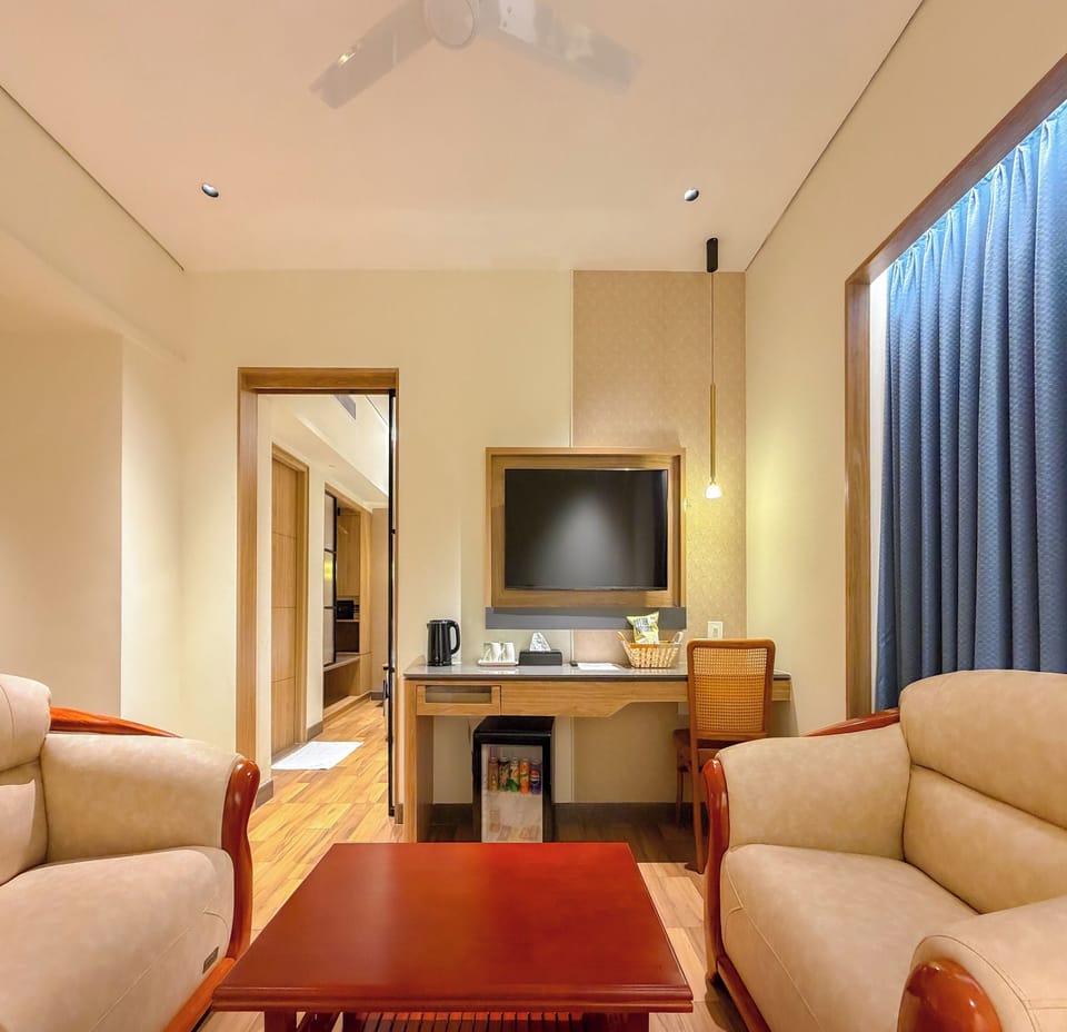 Suite | Premium bedding, WiFi (free), bed sheets
