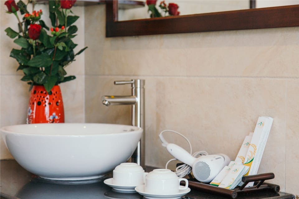 Shower, hydromassage showerhead, free toiletries, hair dryer