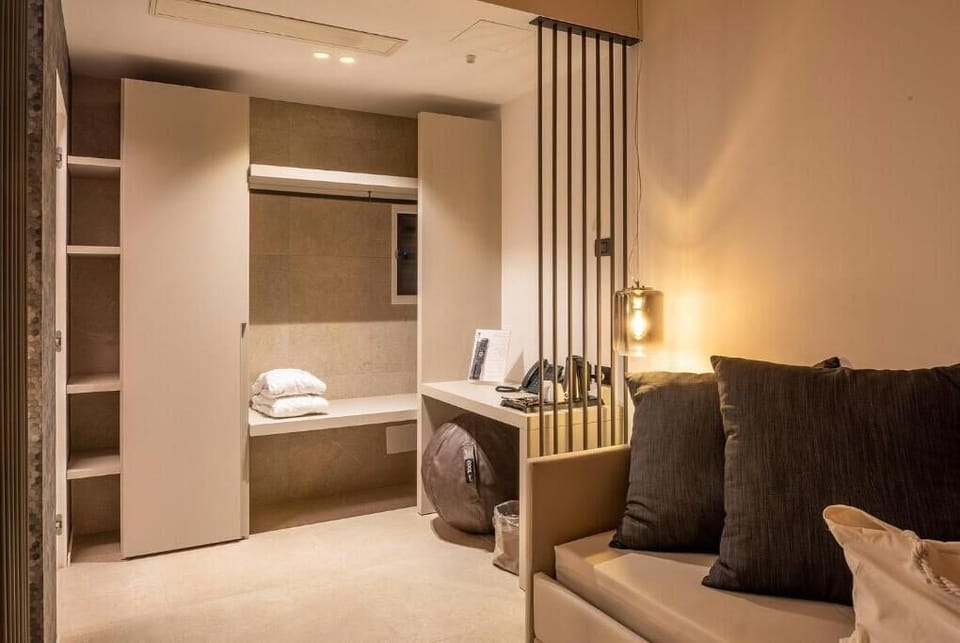 Deluxe Double Room, Pool View | Interior