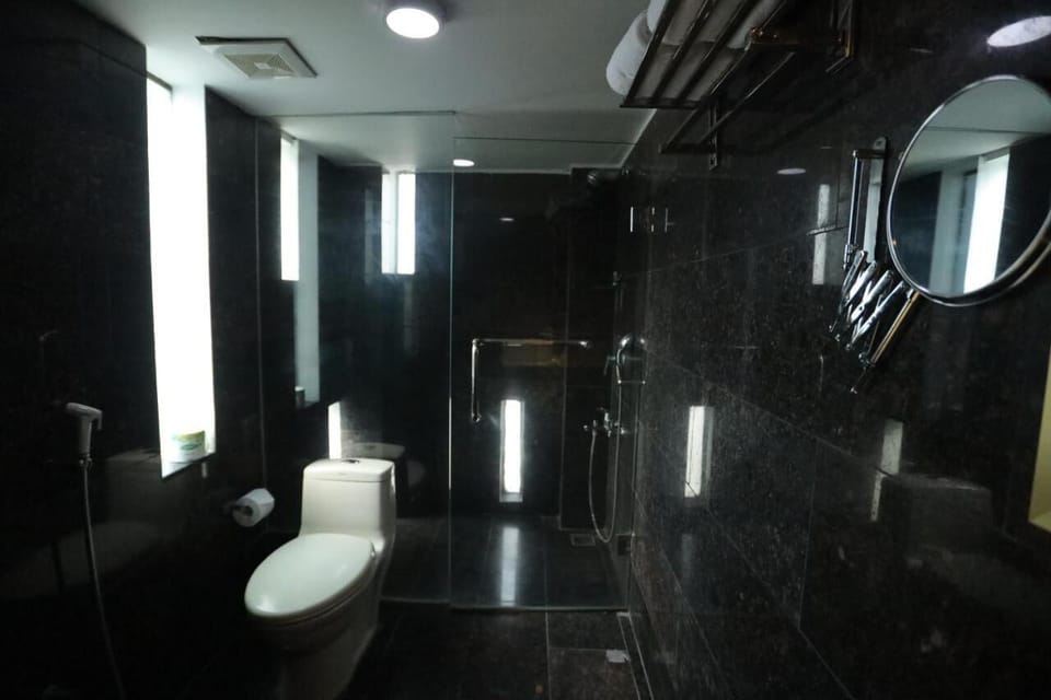 Shower, rainfall showerhead, free toiletries, slippers