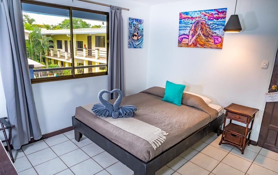 Standard Single Room | In-room safe, desk, laptop workspace, iron/ironing board