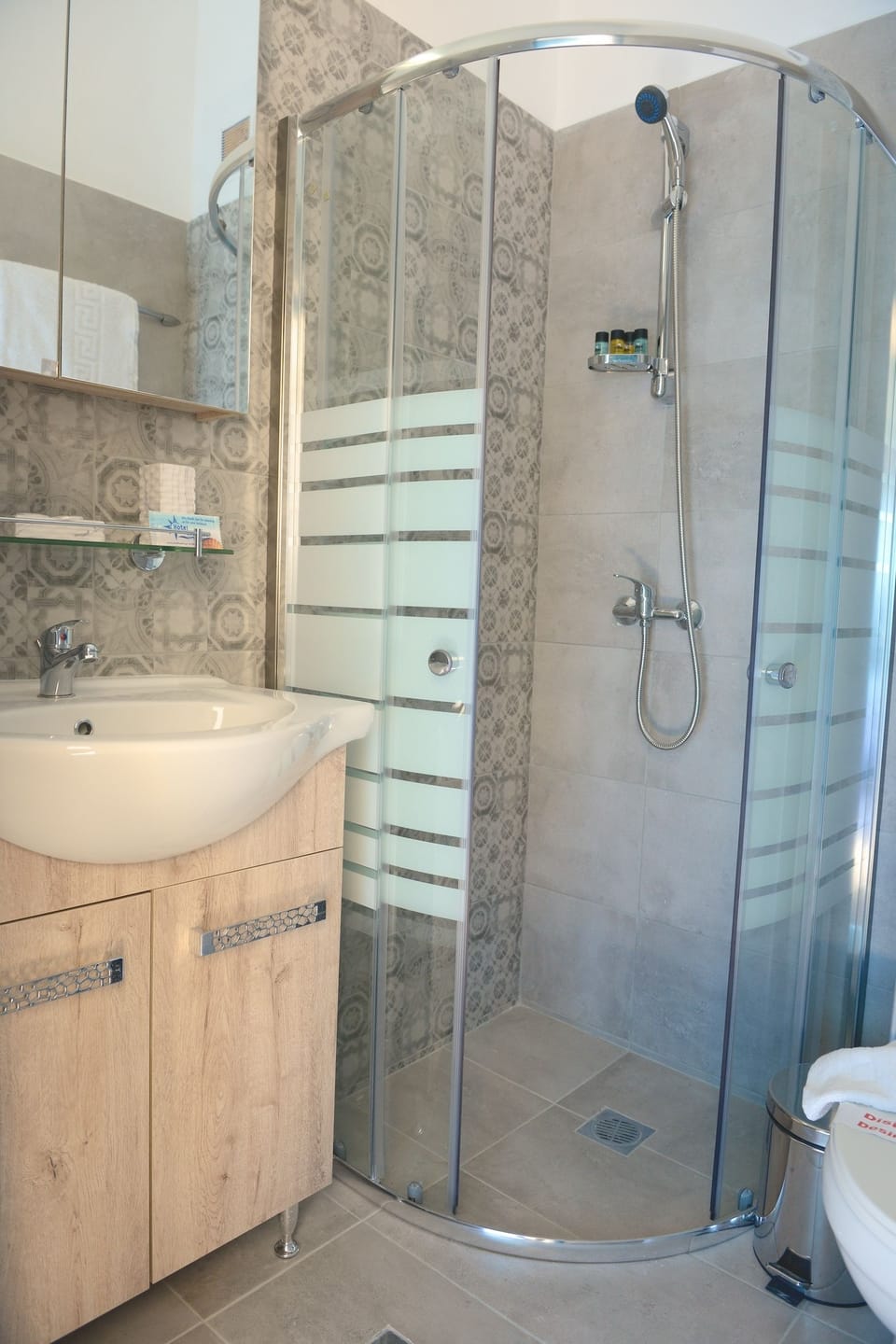 Superior Double Room, Balcony, Garden View | Bathroom | Free toiletries, hair dryer