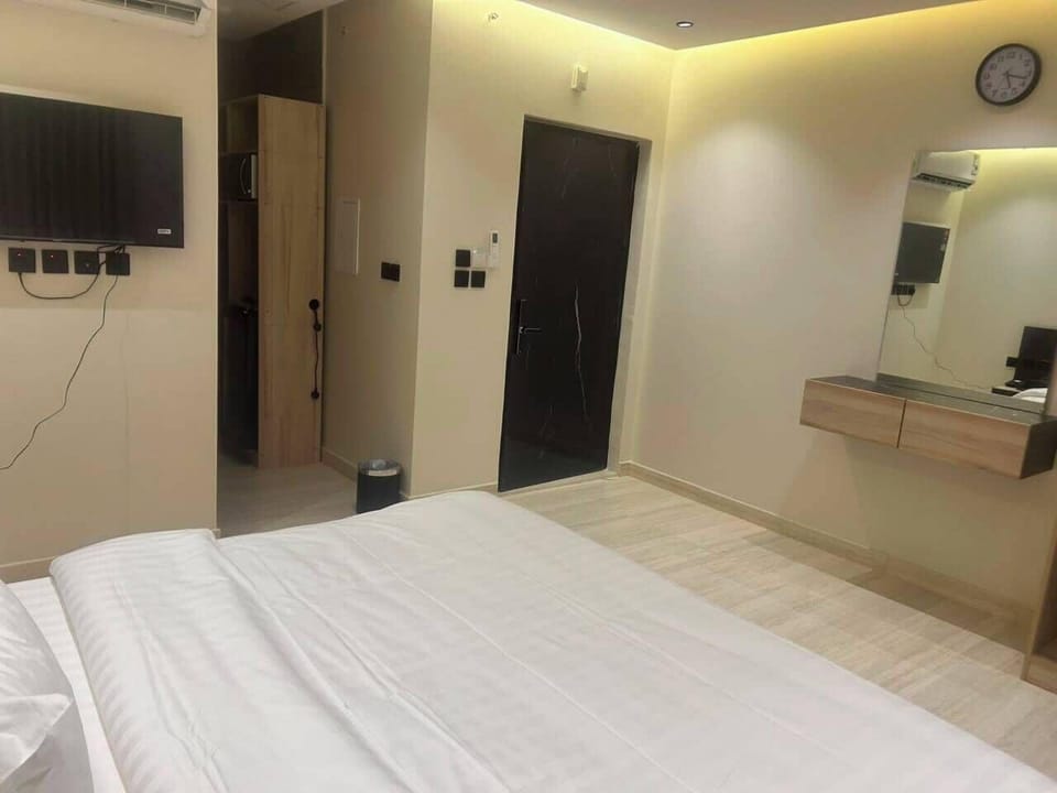 Deluxe Apartment, City View | In-room safe, iron/ironing board (on request), WiFi (free)