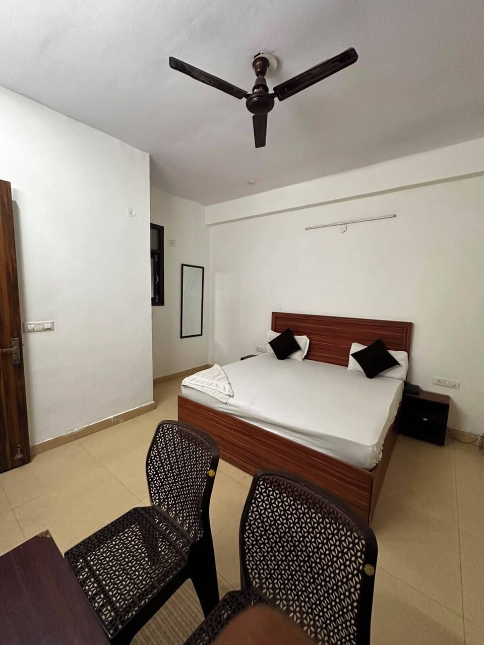 Desk, laptop workspace, WiFi (free)