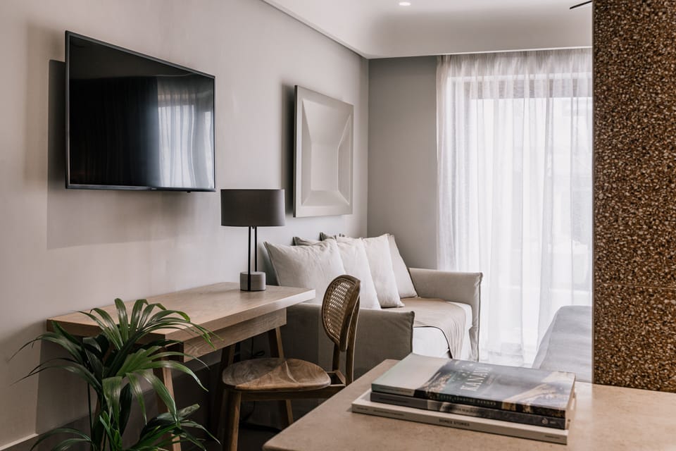 Junior Suite | Premium bedding, in-room safe, individually furnished, soundproofing