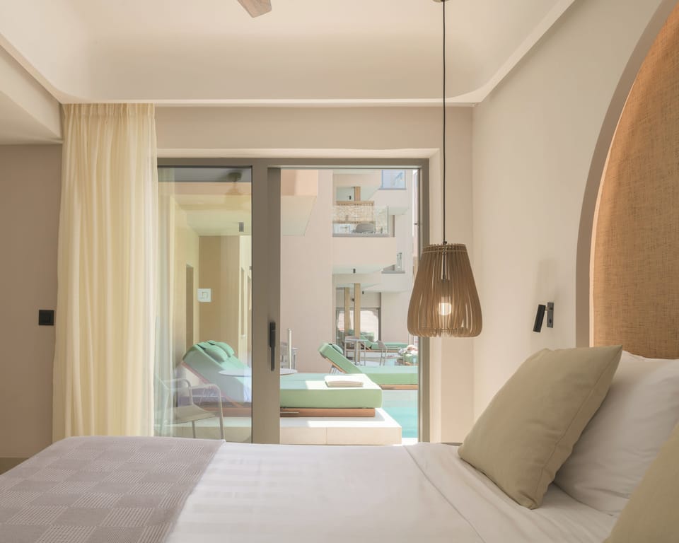 Swim up Junior Suite | Premium bedding, in-room safe, individually furnished, soundproofing