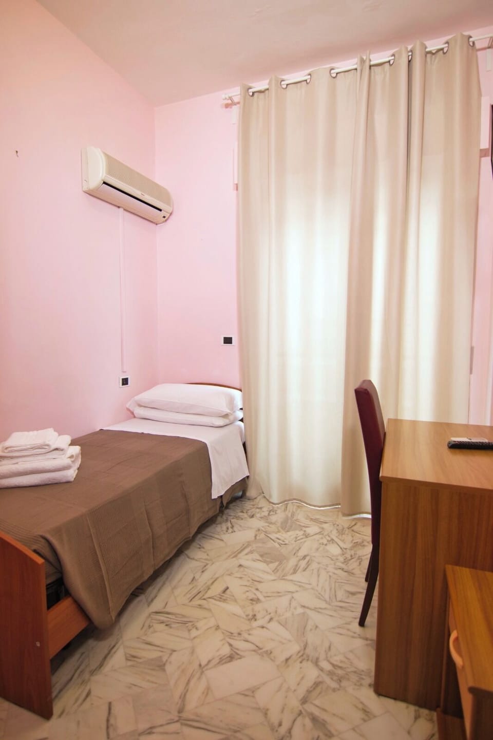 Basic Single Room | Desk, WiFi (free)