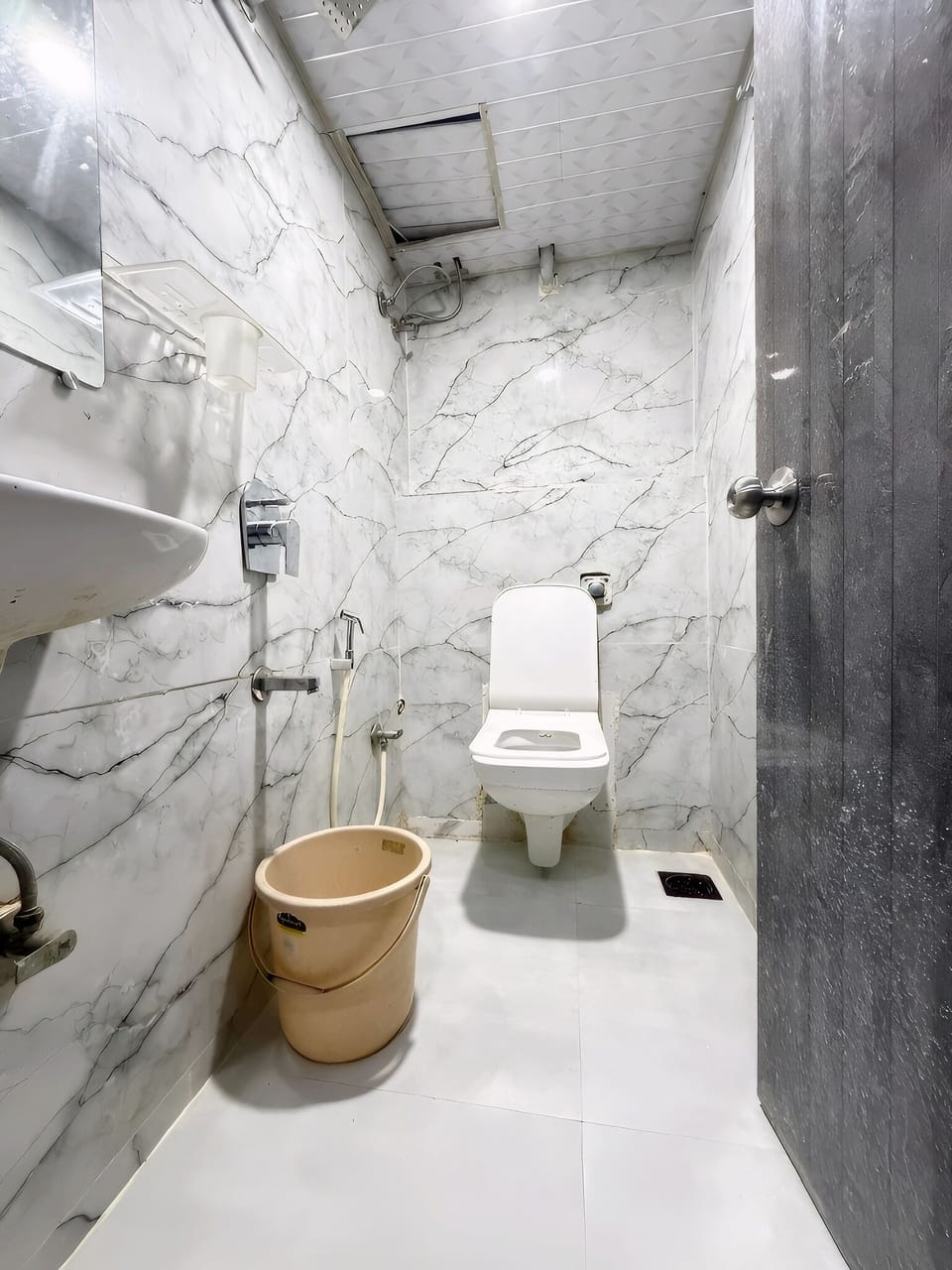 Classic Double Room | Bathroom | Shower, free toiletries, towels, soap