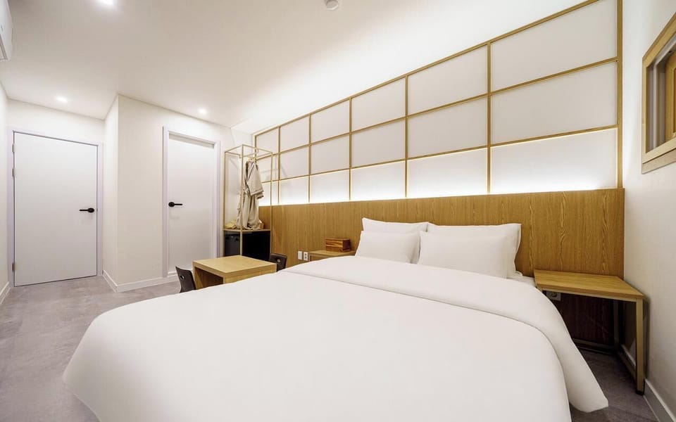 Double Room, 1 Queen Bed, Non Smoking, Private Bathroom | WiFi (free)