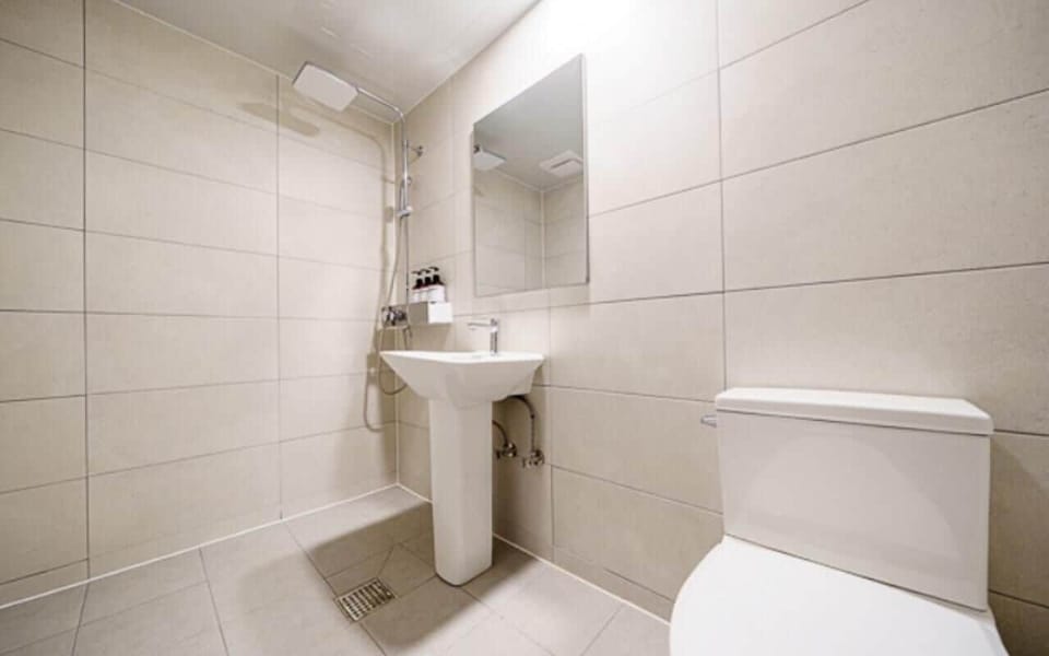 Twin Room, Multiple Beds, Non Smoking, Housekeeping | Bathroom