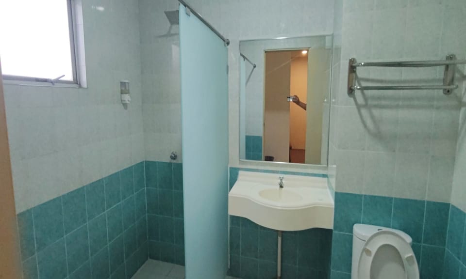 Standard Twin Room | Bathroom | Free toiletries, hair dryer, slippers, towels