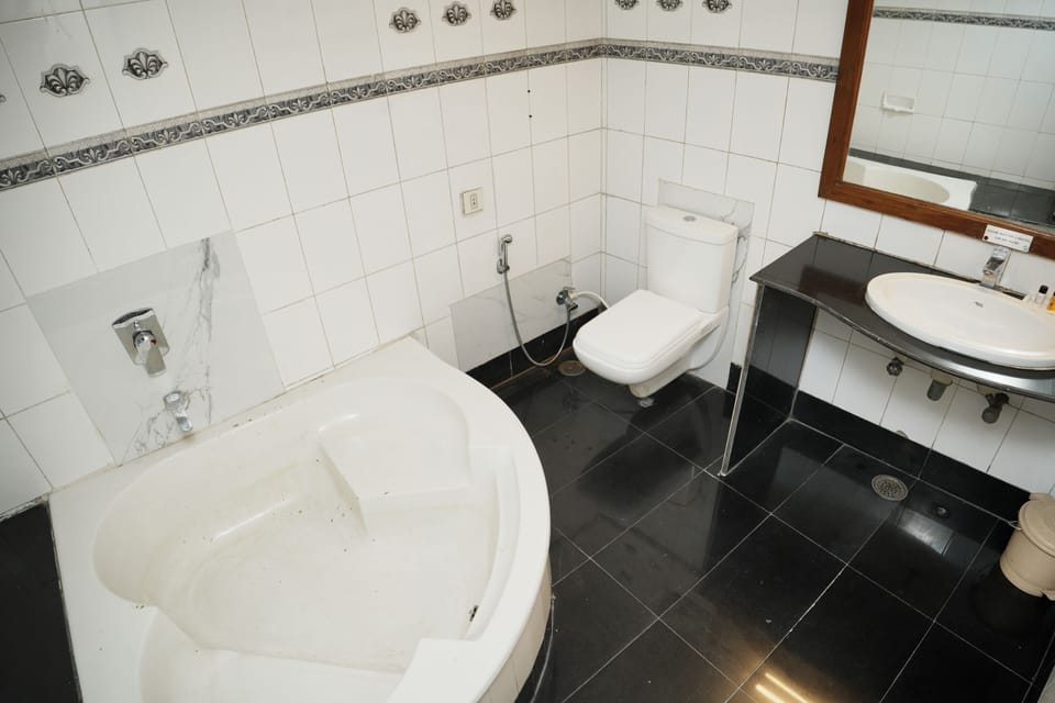 Luxury Room | Bathroom | Shower, rainfall showerhead, free toiletries, slippers
