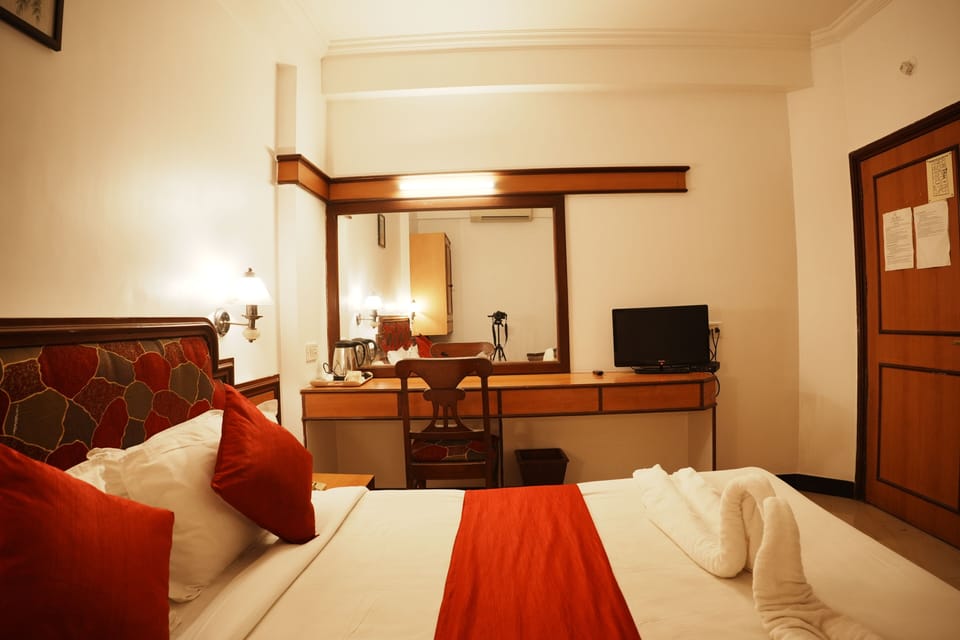 Deluxe Room | Egyptian cotton sheets, premium bedding, memory foam beds, desk