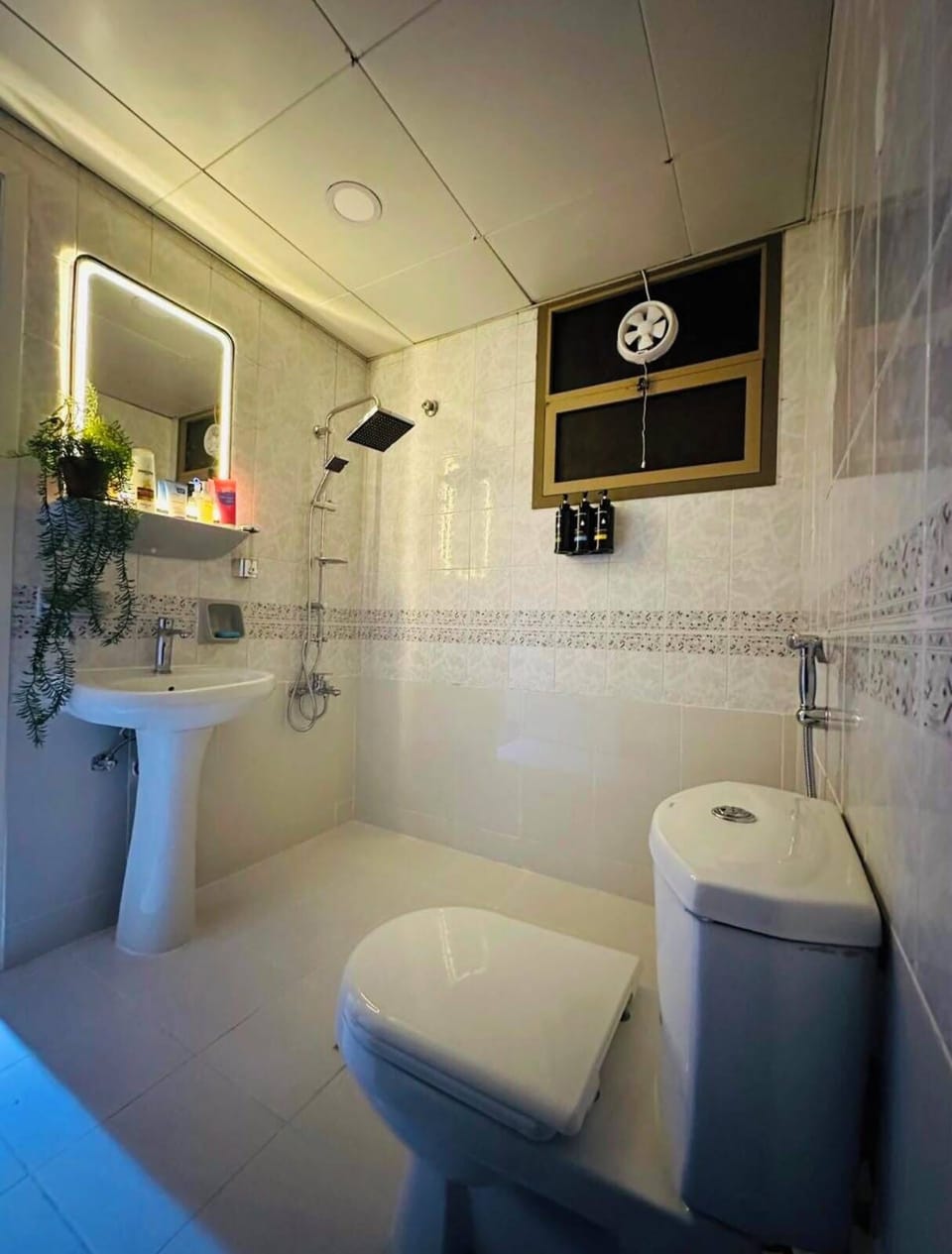 Comfort Single Room, Non Smoking, Shared Bathroom | Bathroom | Shower, free toiletries, hair dryer (on request), slippers